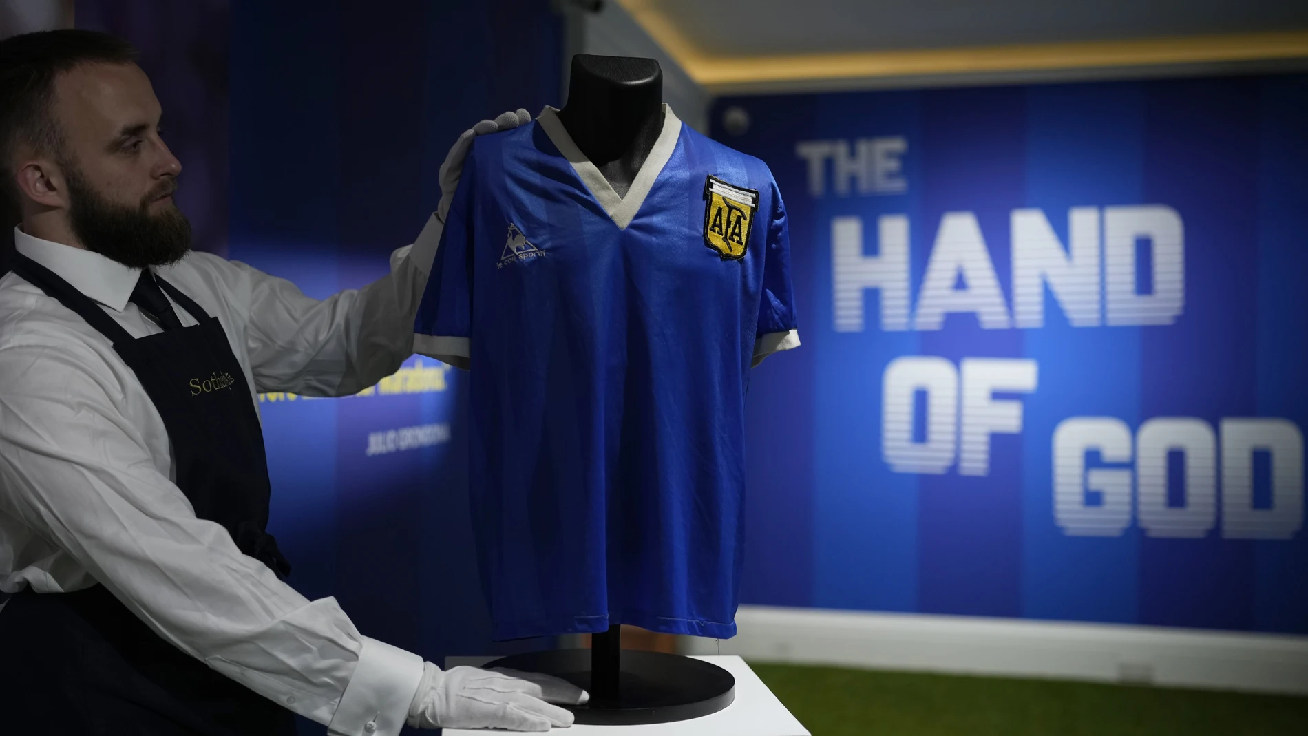La camiseta original que Maradona vistió en la victoria de Argentina ante Inglaterra en el Mundial de México. (AP Photo/Matt Dunham)