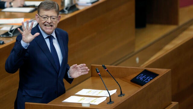 El presidente de la Generalitat Ximo Puig interviene en la sesión de control que se celebra en Les Corts Valencianes.