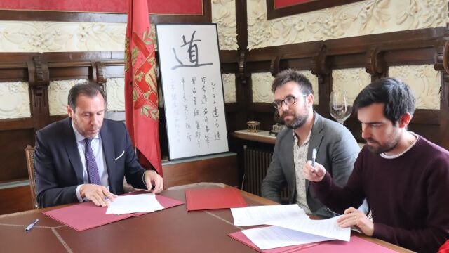 El alcalde de Valladolid, Óscar Puente, firma el convenio de colaboración con Ekiwi