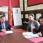 El alcalde de Valladolid, Óscar Puente, firma el convenio de colaboración con Ekiwi