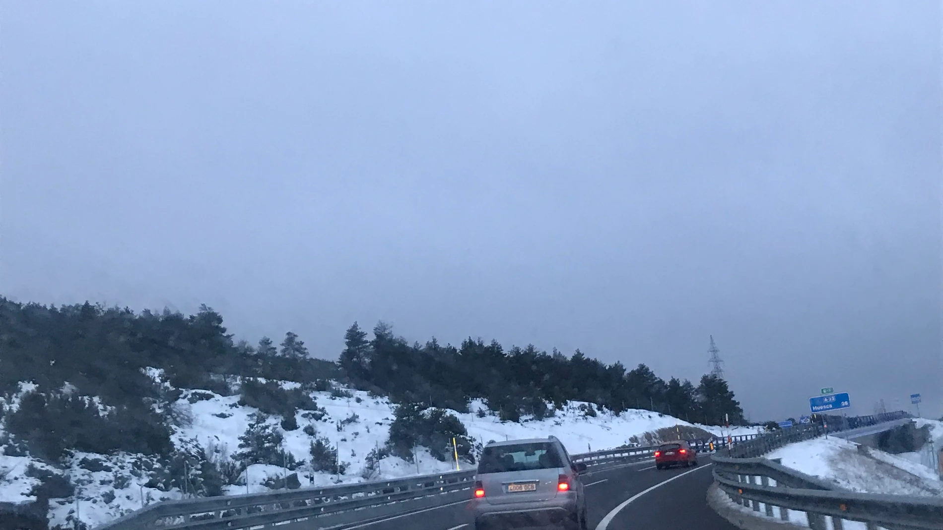 Carretera con nieve en los márgenes