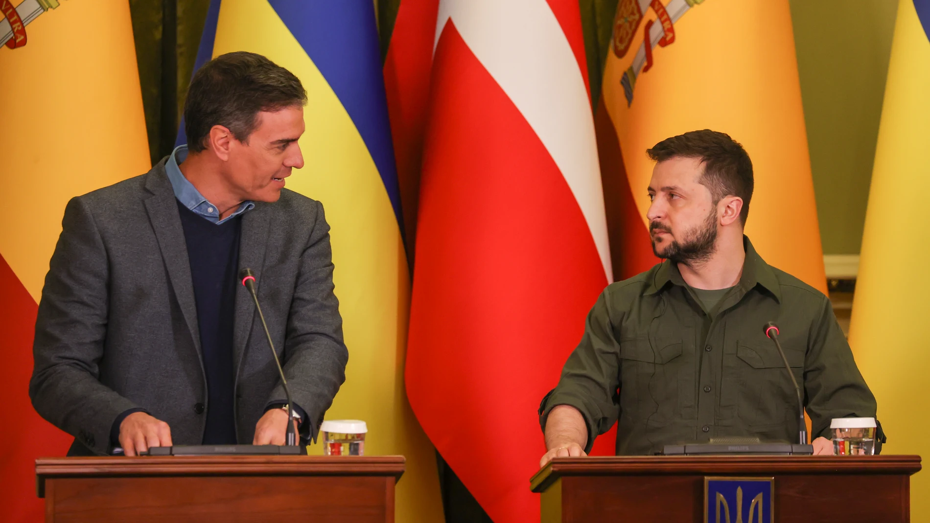 El presidente del Gobierno, Pedro Sánchez, y el presidente de Ucrania, Volodímir Zelenski