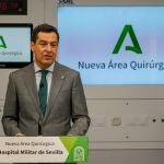 El presidente de la Junta de Andalucía, Juanma Moreno, en el Hospital Militar de Sevilla. EDUARDO BRIONES-EUROPA PRESS