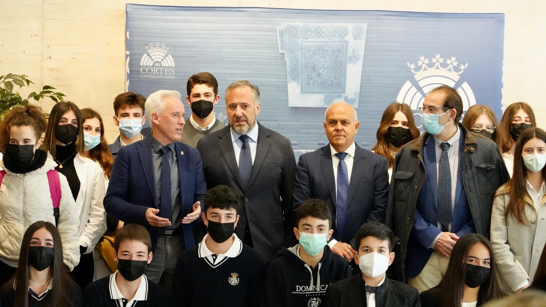 El presidente de las Cortes de Castilla y León, Carlos Pollán, y el director general de Innovación y Formación del Profesorado de la Consejería de Educación, Luis Domingo González, participan en la inauguración del Certamen de Lectura en Público