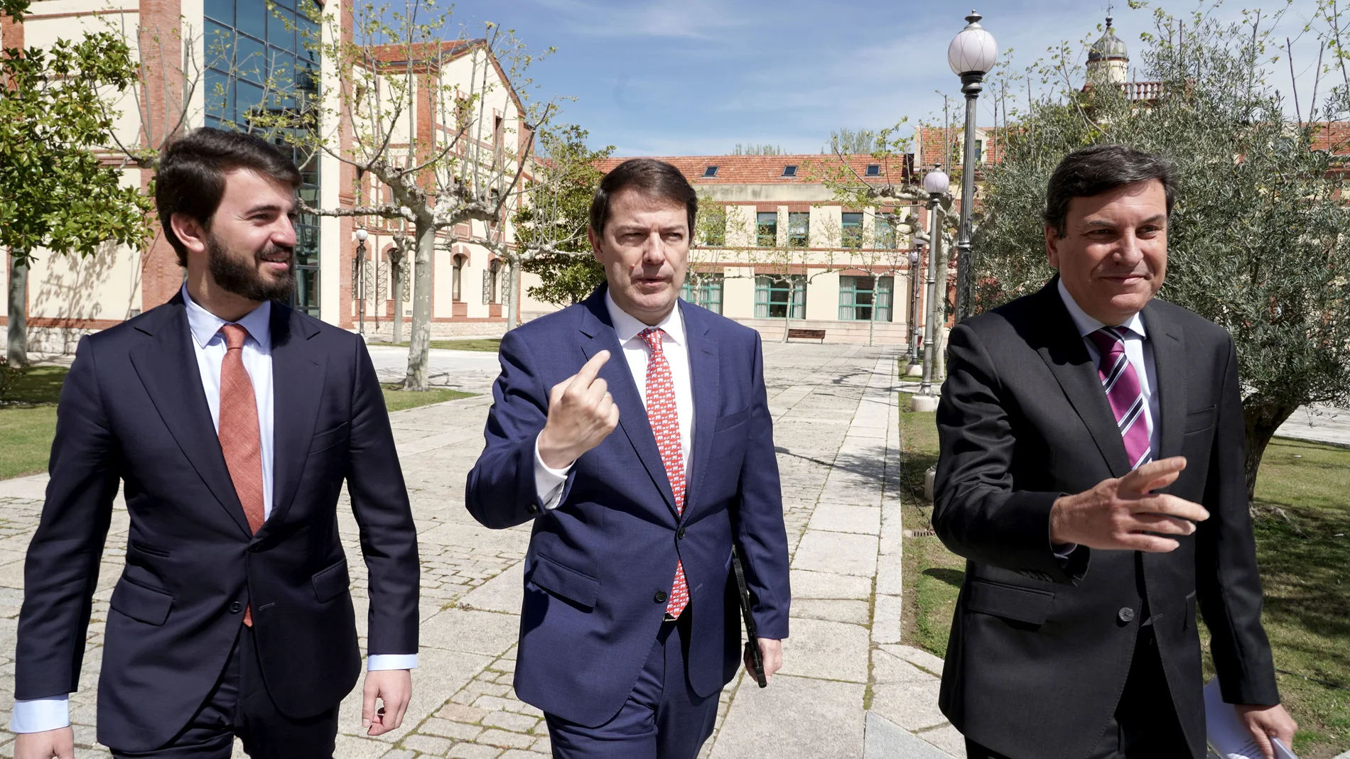 Fernández Mañueco, Juan García-Gallardo y Fernández Carriedo, tras el primer Consejo de Gobierno del nuevo Ejecutivo