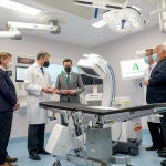 El presidente de la Junta de Andalucía, Juanma Moreno (en el centro), en el antiguo hospital militar de Sevilla