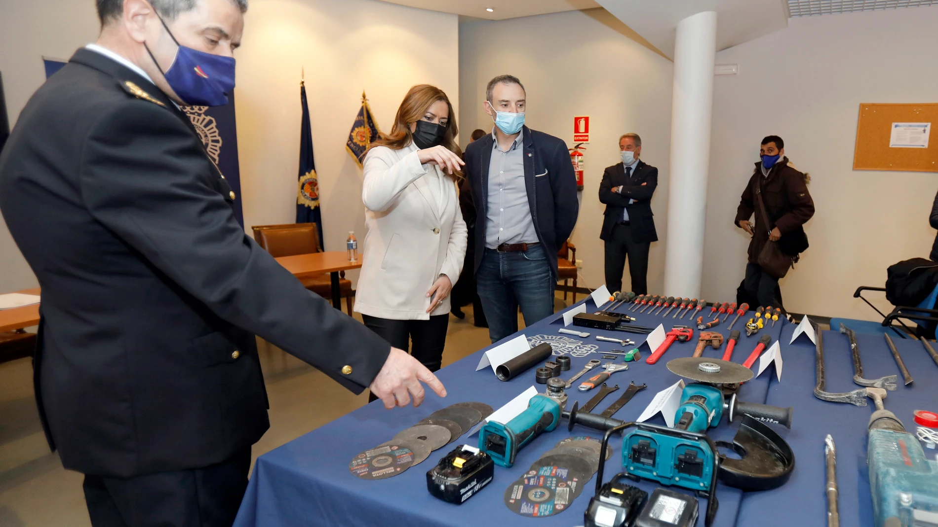 La delegada del Gobierno en Castilla y León, Virginia Barcones, y el comisario jefe provincial de la Comisaría de la Policía Nacional de Palencia, Honorio Pérez Pablos informan sobre la reciente detención