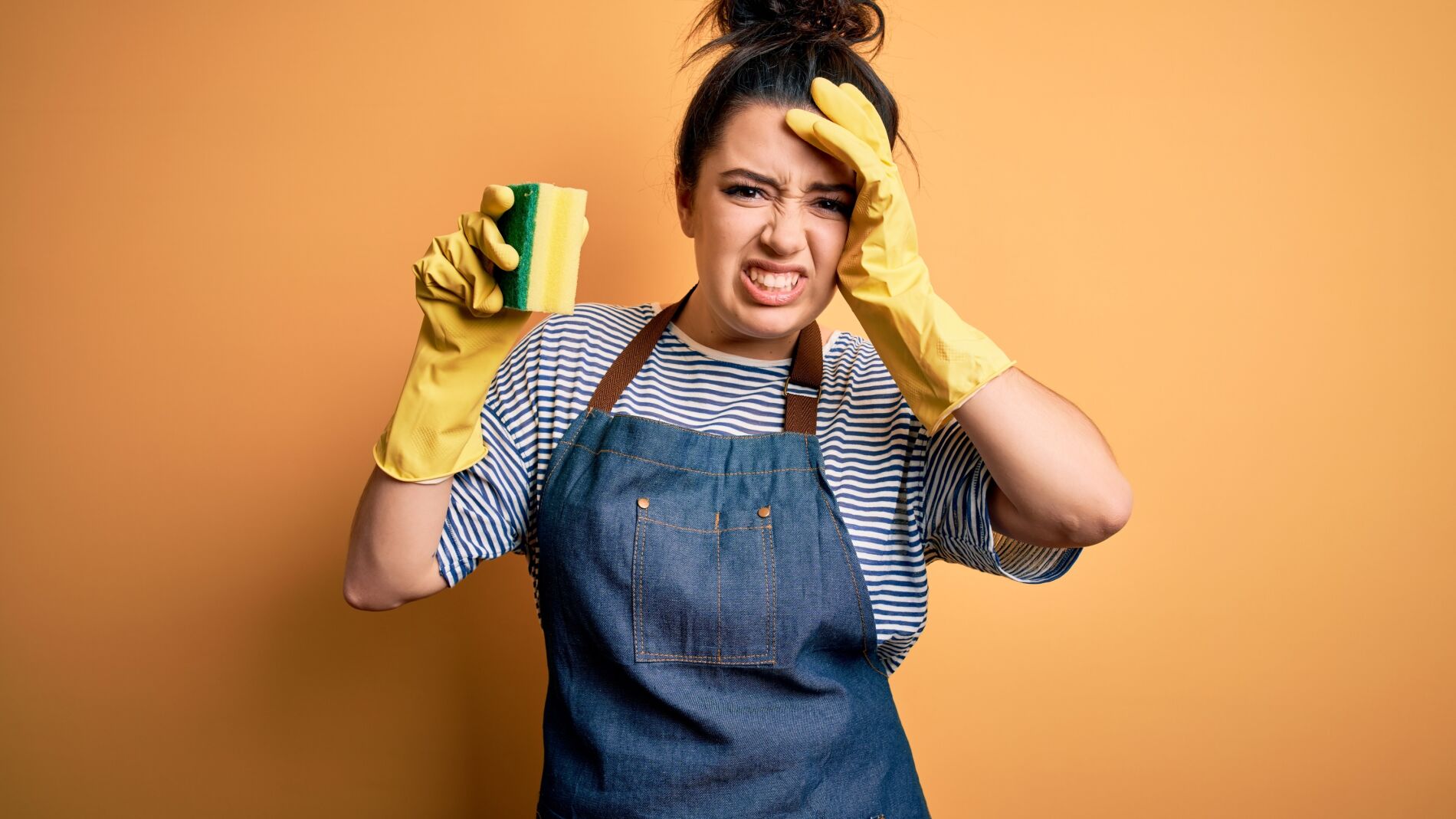 Cuidado con este peligro que puede esconderse en los estropajos de tu cocina