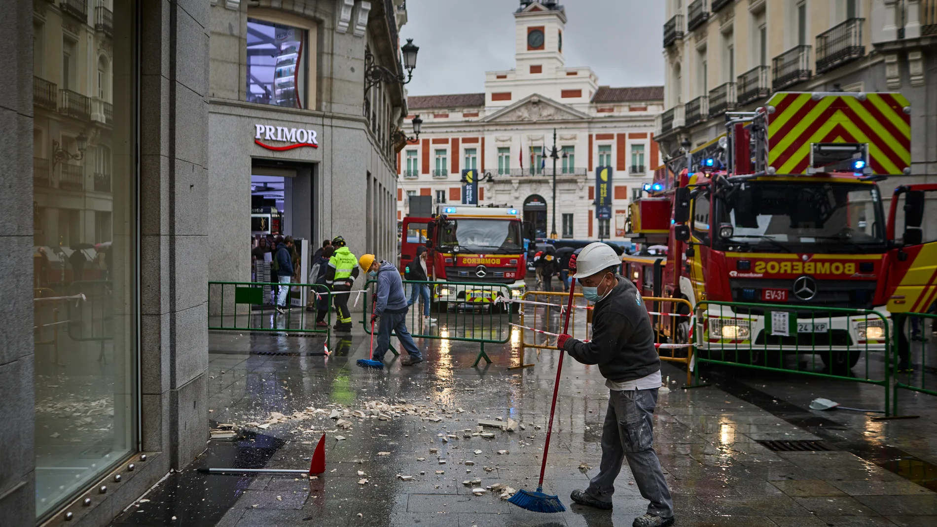 Caída de una cornisa en la calle Preciados, en pleno centro de Madrid, sin provocar heridos.