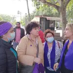 María Salmerón (en el centro), junto a la concejala de Adelante Sevilla Eva Oliva (a la derecha) en una concentración a favor de su indulto, el pasado 22 de abril
