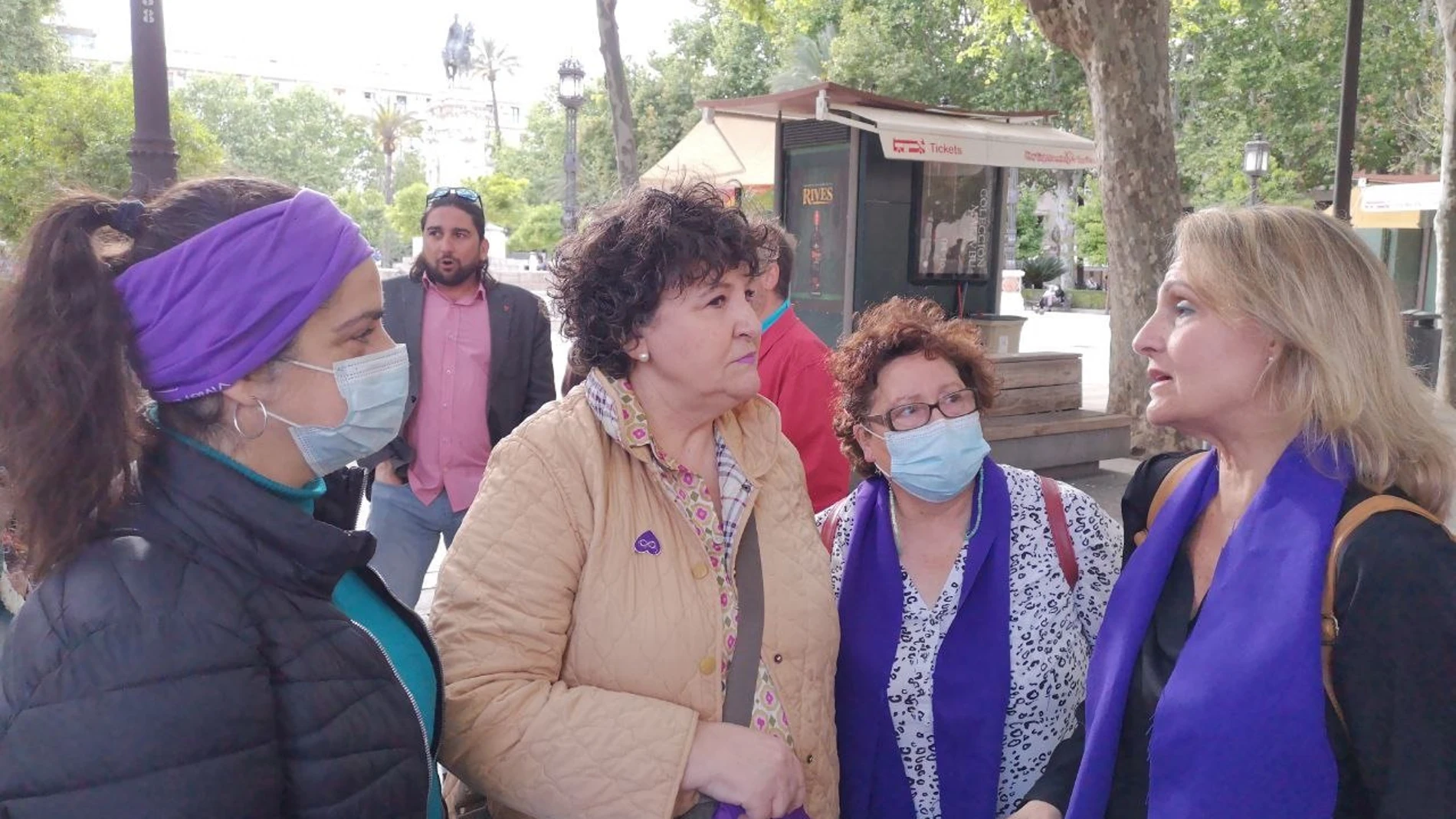 María Salmerón (en el centro), junto a la concejala de Adelante Sevilla Eva Oliva (a la derecha) en una concentración a favor de su indulto, el pasado 22 de abril