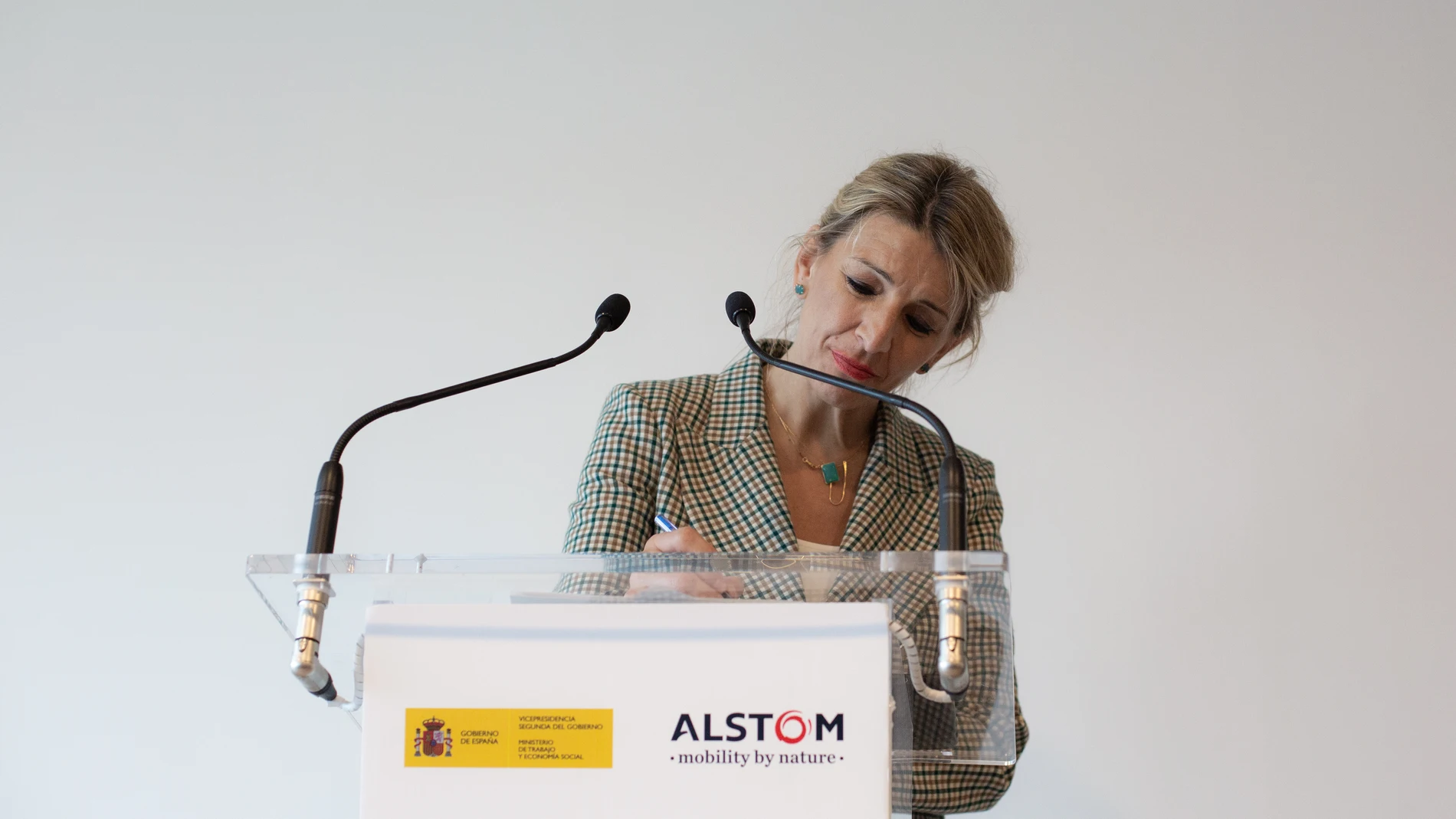 La vicepresidenta segunda del Gobierno y ministra de Trabajo y Economía Social, Yolanda Díaz, interviene durante su visita a la fábrica Alstom Transporte, a 22 de abril de 2022, en Santa Perpètua de Mogoda, Barcelona