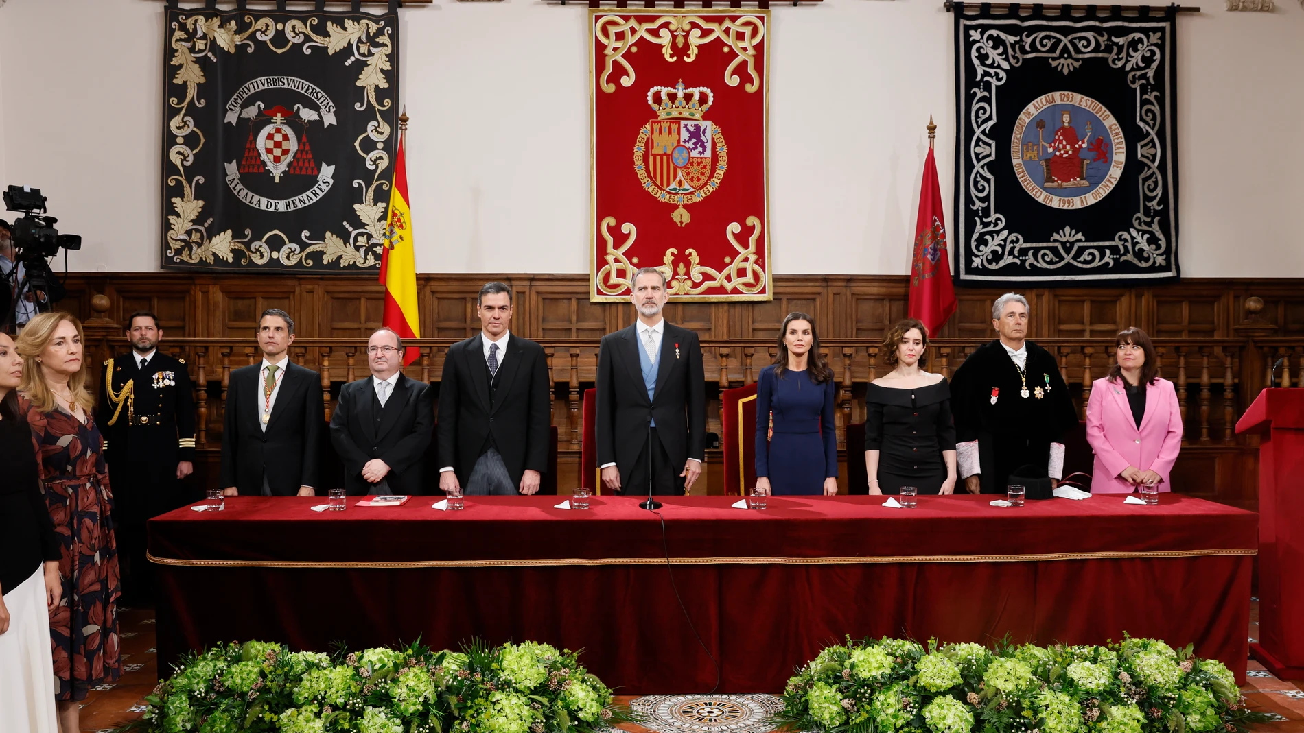 El Rey Felipe VI (c) y la Reina Letizia (4d) presiden la ceremonia de entrega del Premio Cervantes a la escritora uruguaya Cristina Peri Rossi este viernes en el Paraninfo de la Universidad de Alcalá de Henares