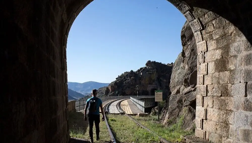 Un turista realizando el "Camino del Hierro"