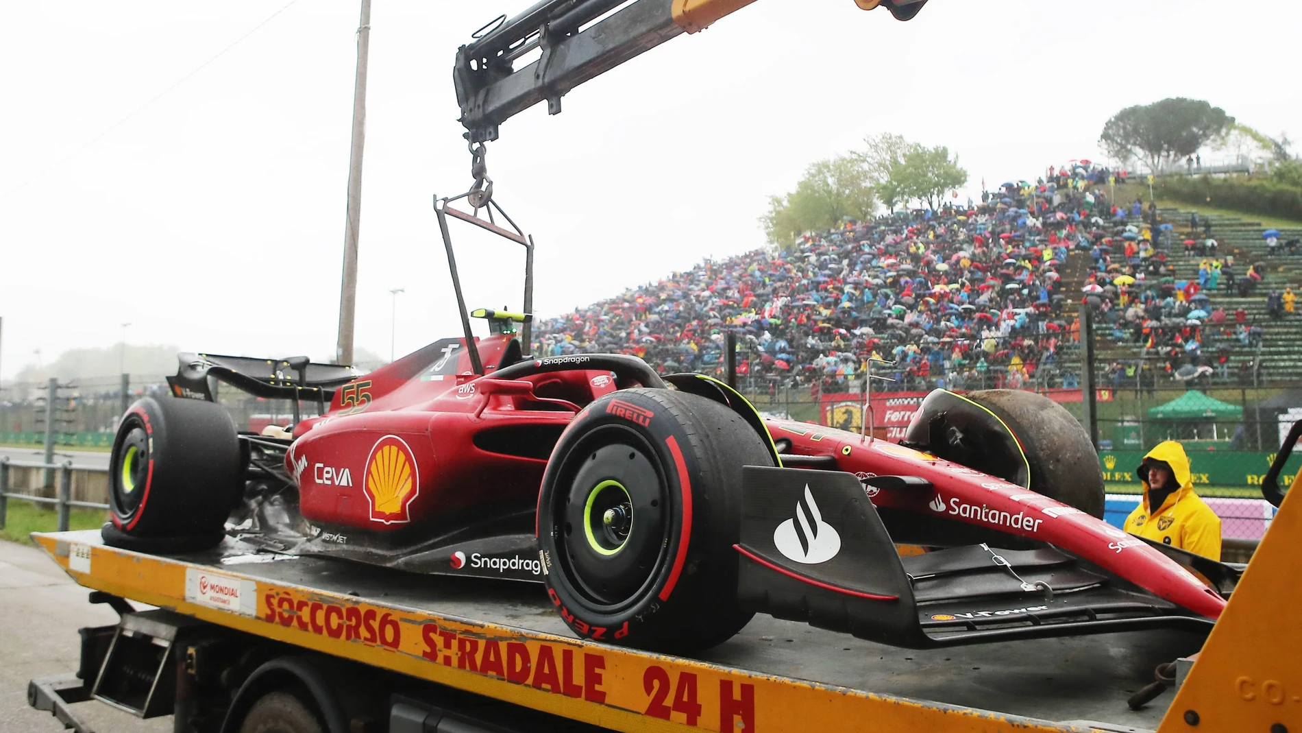 El coche de Carlos Sainz acabó en la grúa