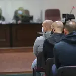Varios de los acusados sentados en la sala de la Sección Séptima de la Audiencia Provincial de Cádiz, con sede en Algeciras. EFE/A.Carrasco Ragel.