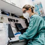 Una investigadora trabaja en un laboratorio IrsiCaixa