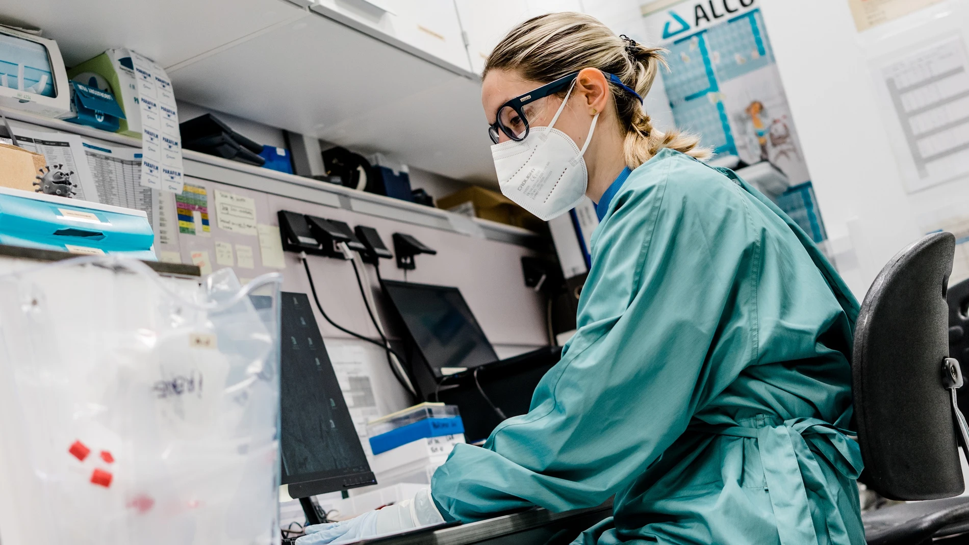 Una investigadora trabaja en un laboratorio IrsiCaixa