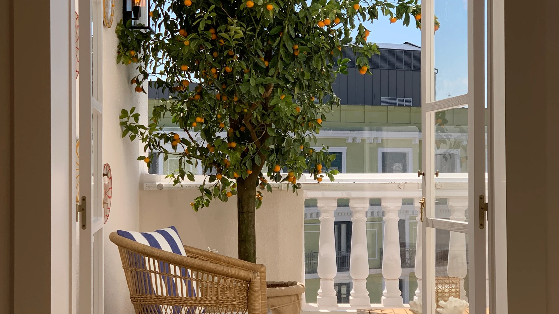 Renovar mesa de terraza con vinilos de exterior: antes y después