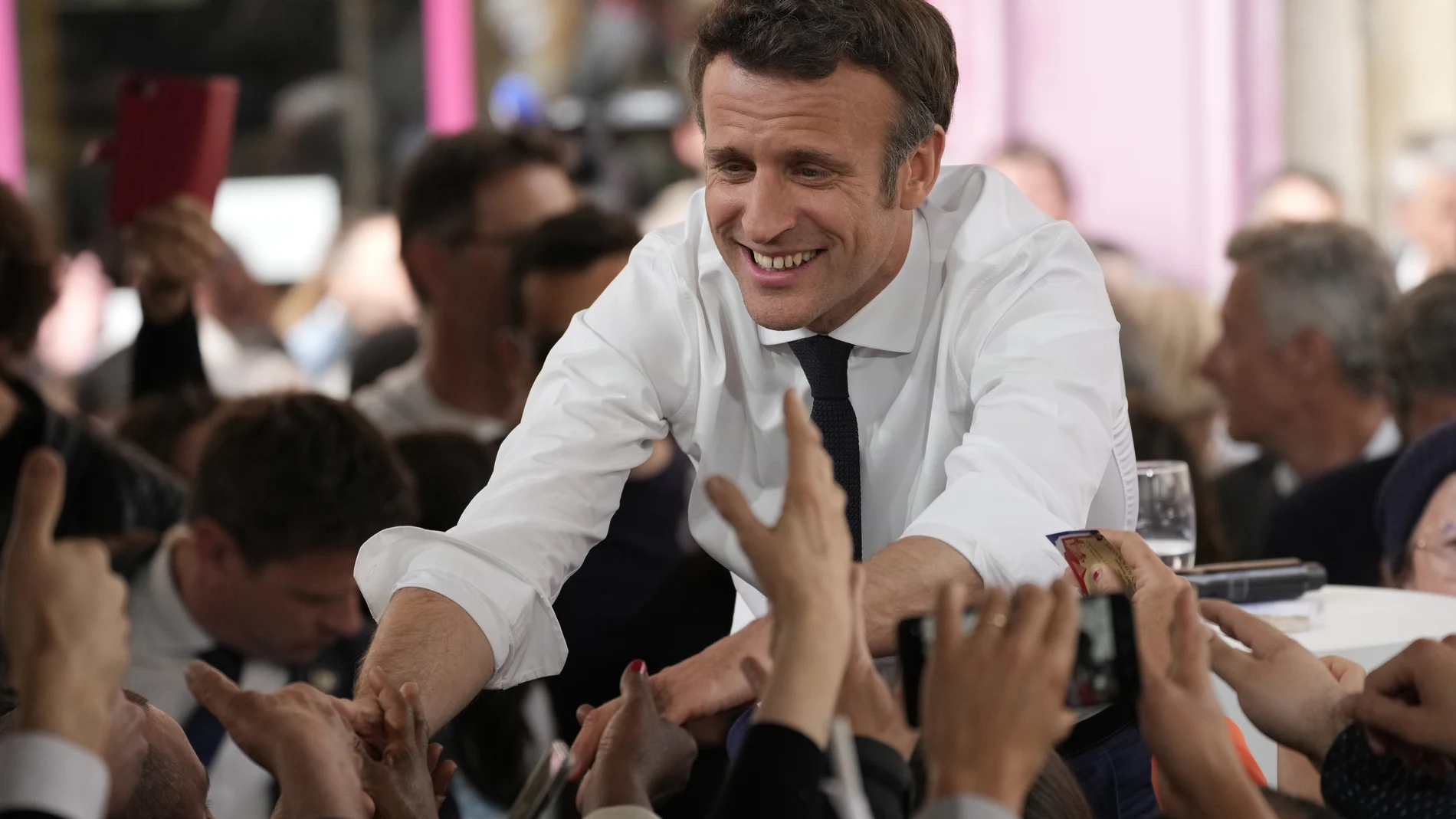 El presidente francés, Emmanuel Macron, cerró su campaña electoral en el feudo socialista de Figeac