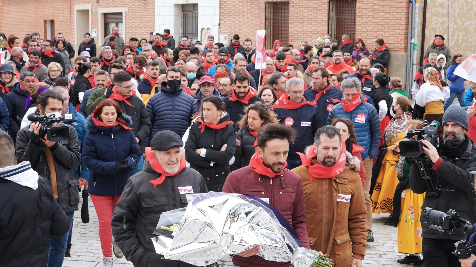 Ofrenda floral de los socialistas Luis Tudanca, Demetrio Madrid y Fran Díaz