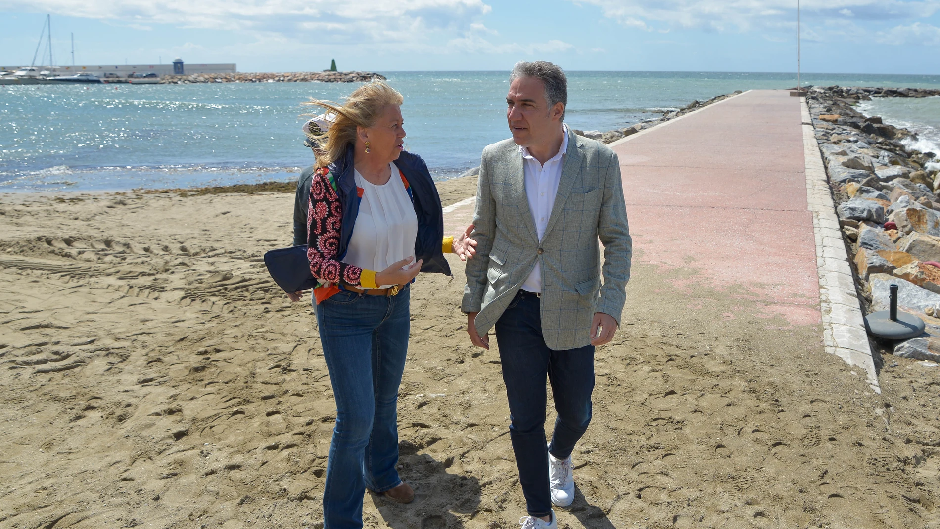 El coordinador general del PP y presidente provincial de Málaga, Elías Bendodo (d) y la alcaldesa de Marbella, Ángeles Muñoz (i) durante su encuentro este sábado con los alcaldes populares de la Costa del Sol para abordar la situación de las playas. EFE/Antonio Paz