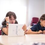 Niñas leyendo