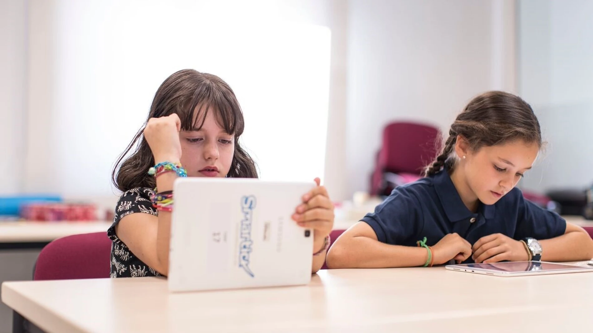 Niñas leyendo