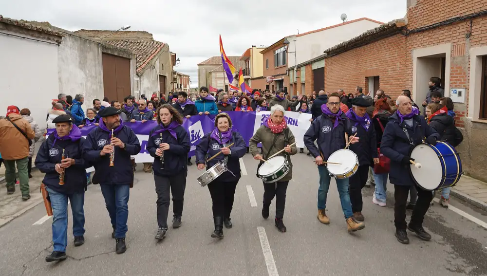 Juan Gascón, líder IU en Castilla y León, encabeza la comitiva de los suyos en Villalar al ritmo de la dulzaina y los tambores