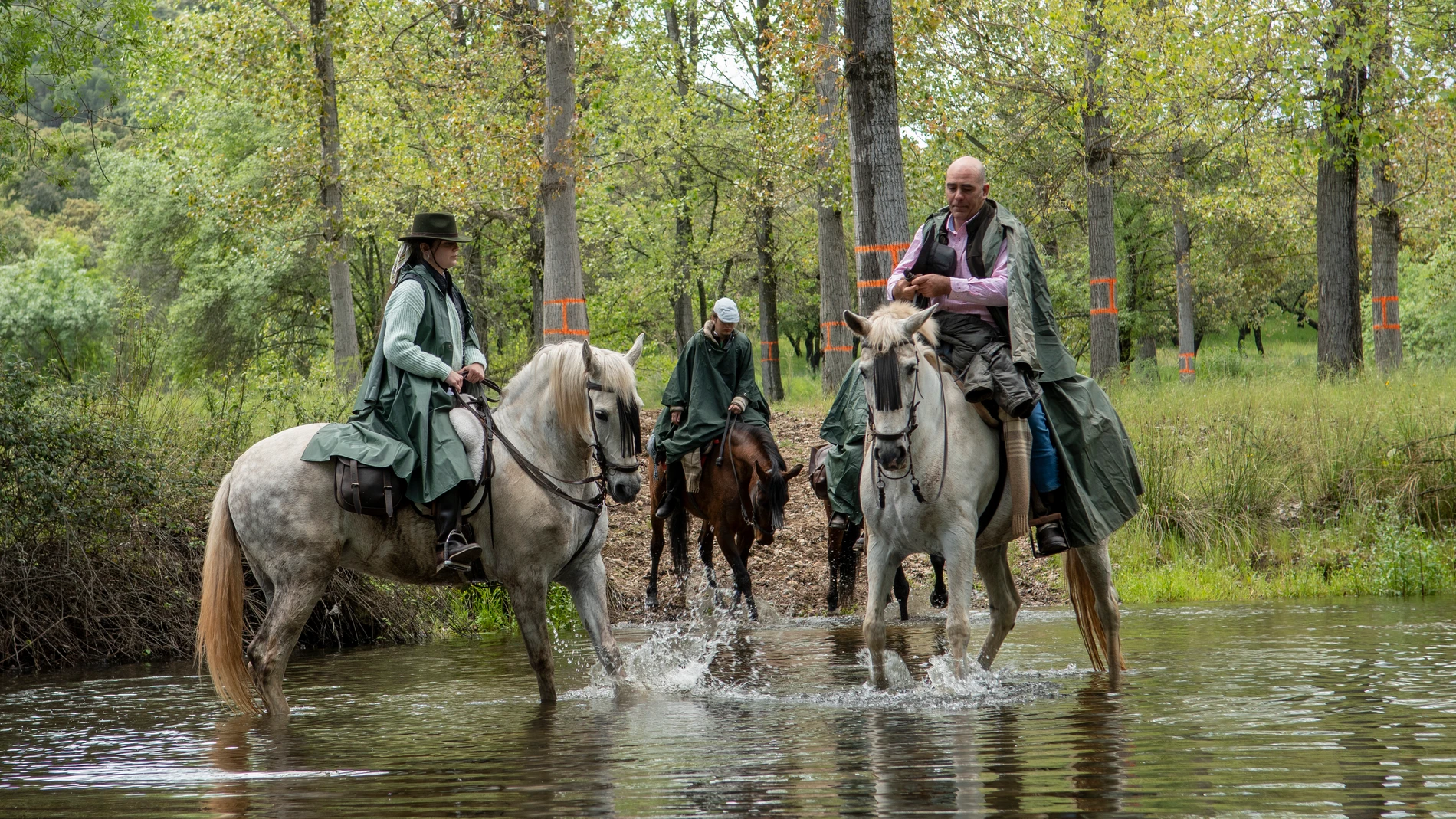 Romeros a caballo atraviesan el río Jándula a su paso por Lugar Nuevo, antesala del Santuario de la Virgen de la Cabeza. EFE/Carlos Cid