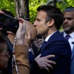 Macron besa a un votante