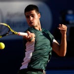 Carlos Alcaraz da un golpe de derecha durante la final del Conde de Godó ante Pablo Carreño