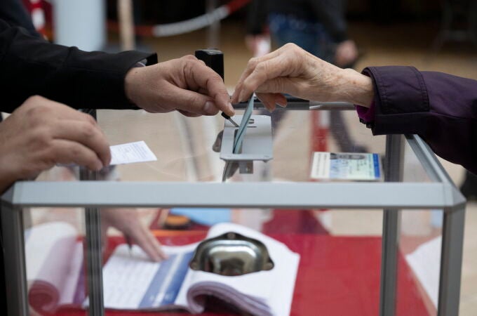 Una votante deposita su voto en la segunda vuelta de las elecciones presidenciales francesas, en un colegio electoral de Burdeos, Francia