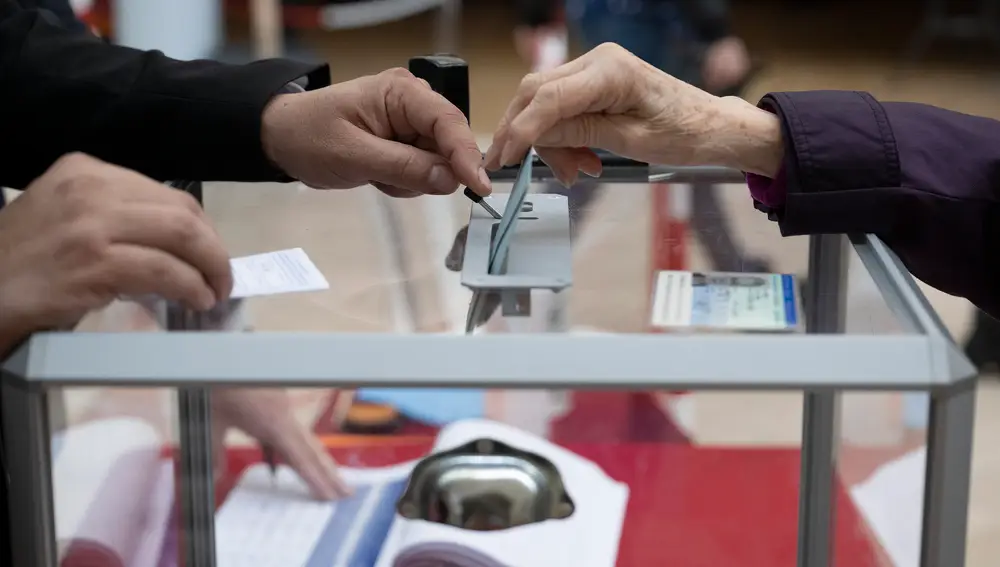 Una votante deposita su voto en la segunda vuelta de las elecciones presidenciales francesas, en un colegio electoral de Burdeos, Francia