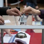 Una votante deposita su voto en la segunda vuelta de las elecciones presidenciales francesas, en un colegio electoral de Burdeos, Francia