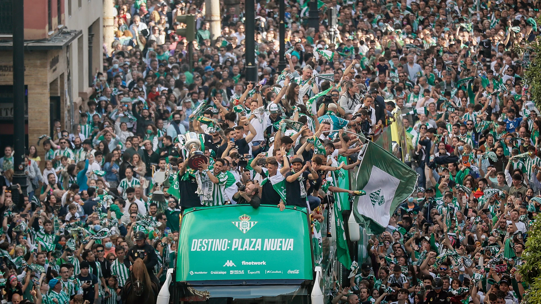 Una enorme multitud sigue a autocar con Jugadores del Betis durante su recorrido por la Avenida de la constitución con destino al ayuntamiento de Sevilla, para celebrar su título de Copa del Rey. EFE/ Jose Manuel Vidal