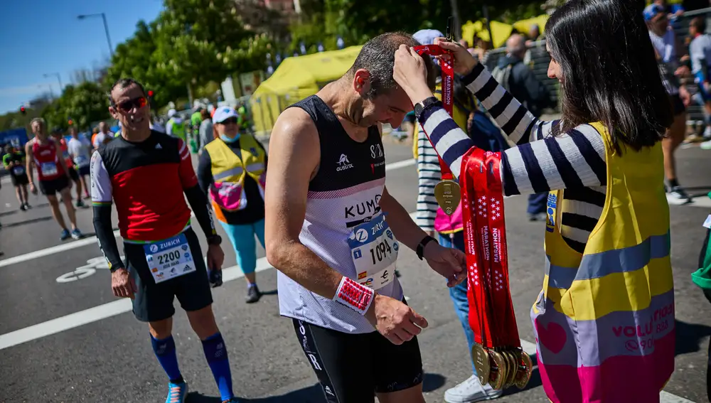 Maraton de Madrid 2022 Los corredores de la Maratón de Madrid reciben su medalla en la línea de meta.