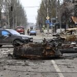 Un tanque destruido en una zona de Mariupol