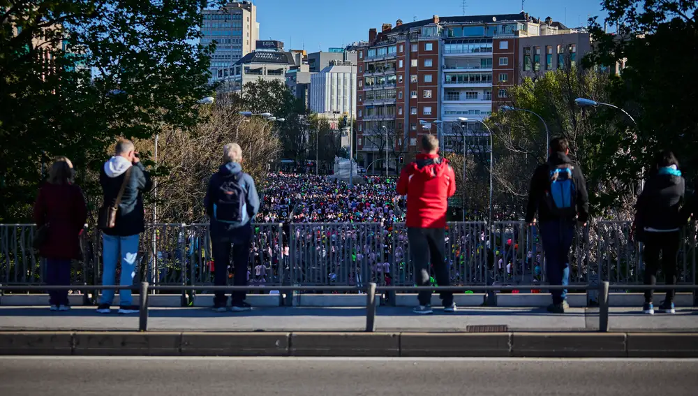Maraton de Madrid 2022 Corredores pasan junto a las 4 torres durante la celebración de la carrera popular Maraton de Madrid 2022
