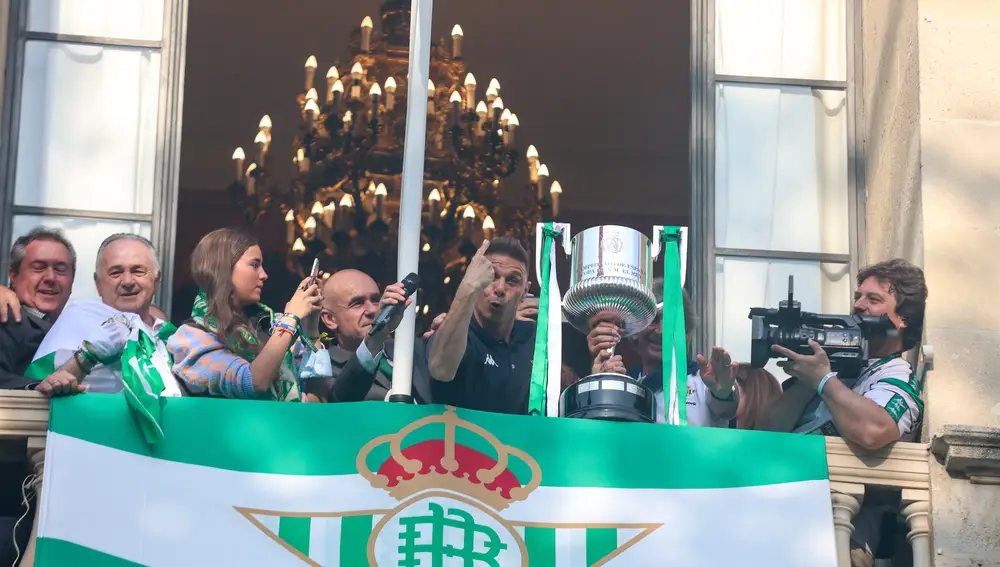 El equipo enseña la Copa en el balcón del Ayuntamiento. AFP7