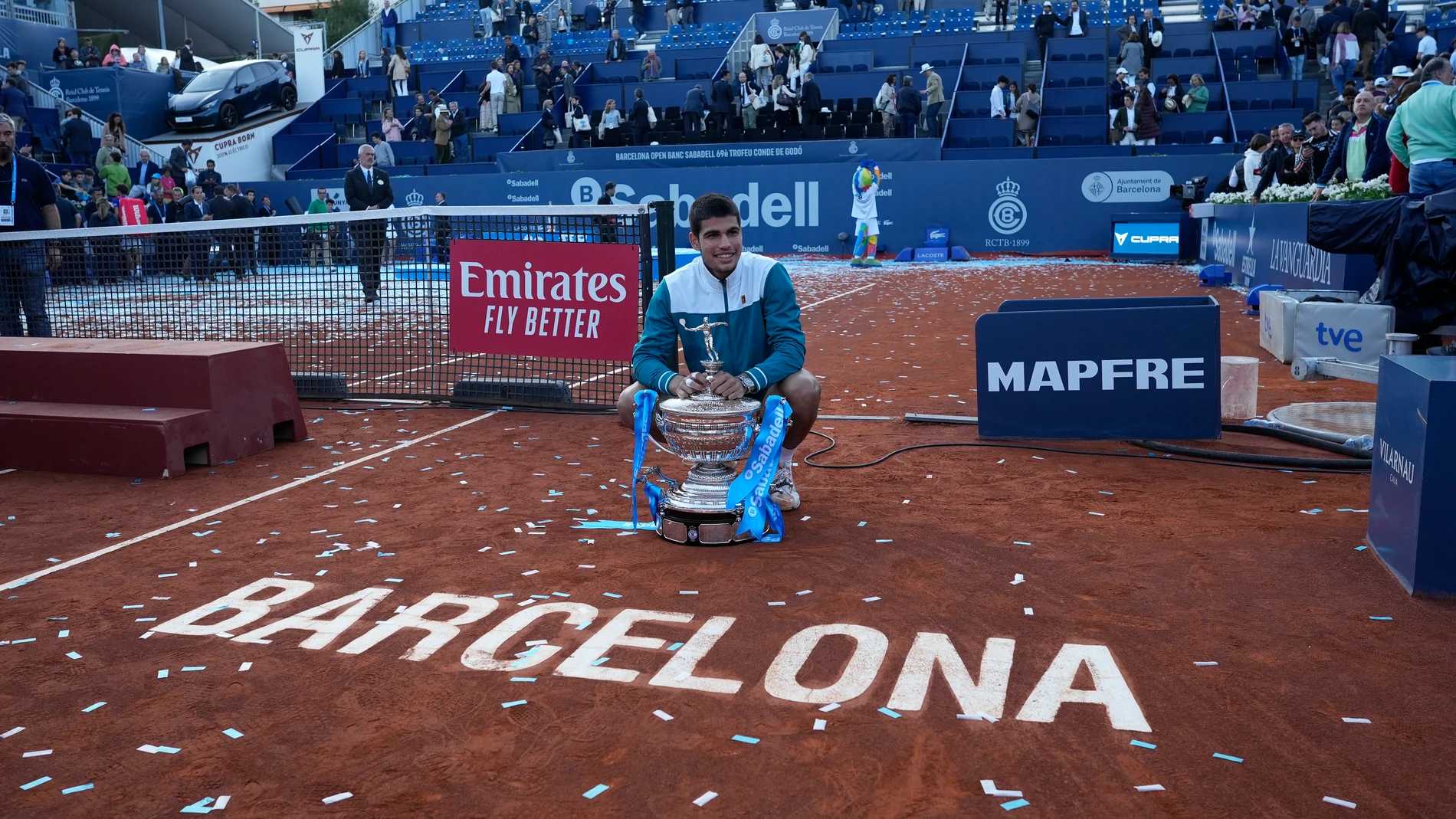 Carlos Alcaraz posa con el trofeo de ganador del Conde de Godó