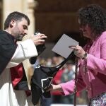 La síndico representando al pueblo, ,la concejal de Bienestar Social y Juventud, Vera López, y el capitular, representado en la figura del párroco Luis García, se intercambian regalos