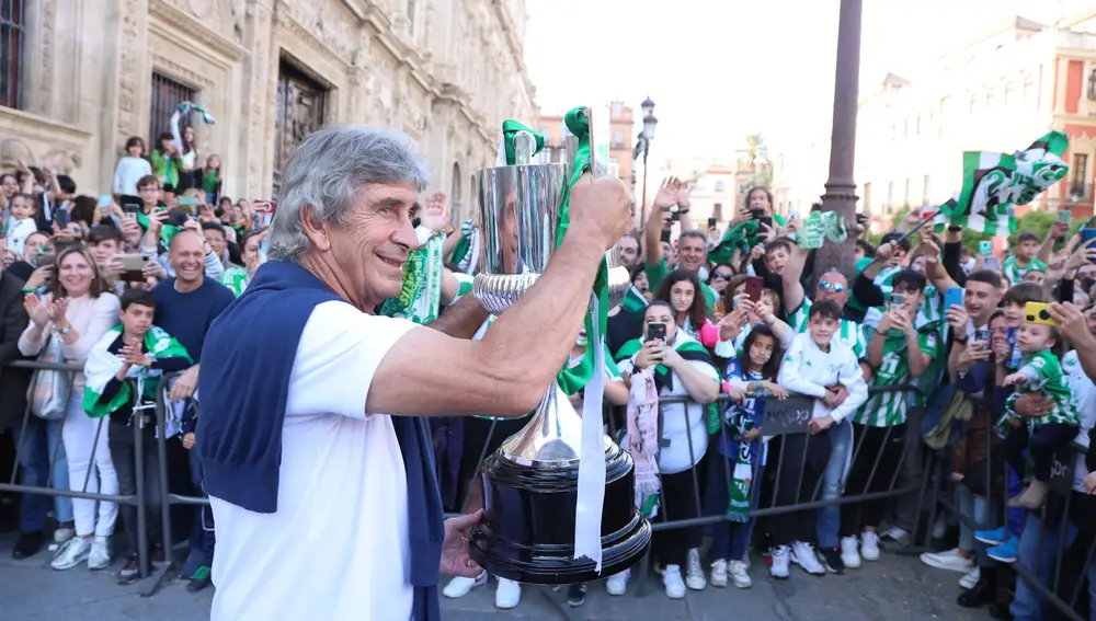 Manuel Pellegrini, con la Copa. AFP7