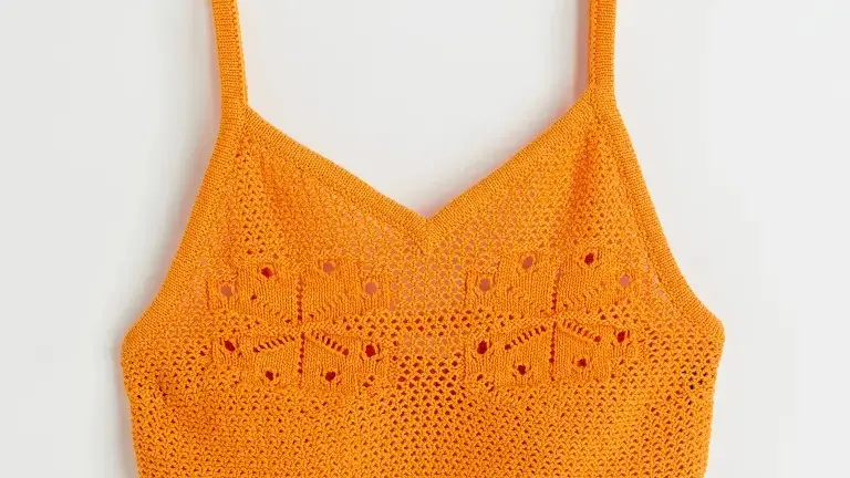 Crop top naranja de punto.