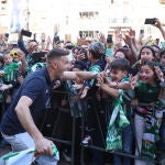 Joaquín celebra con la hinchada del Real Betis el título de Copa