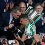 El capitán del Betis, Joaquín Sánchez (d), recibe de manos del rey Felipe el trofeo que les acredita campeones de la Copa del Rey