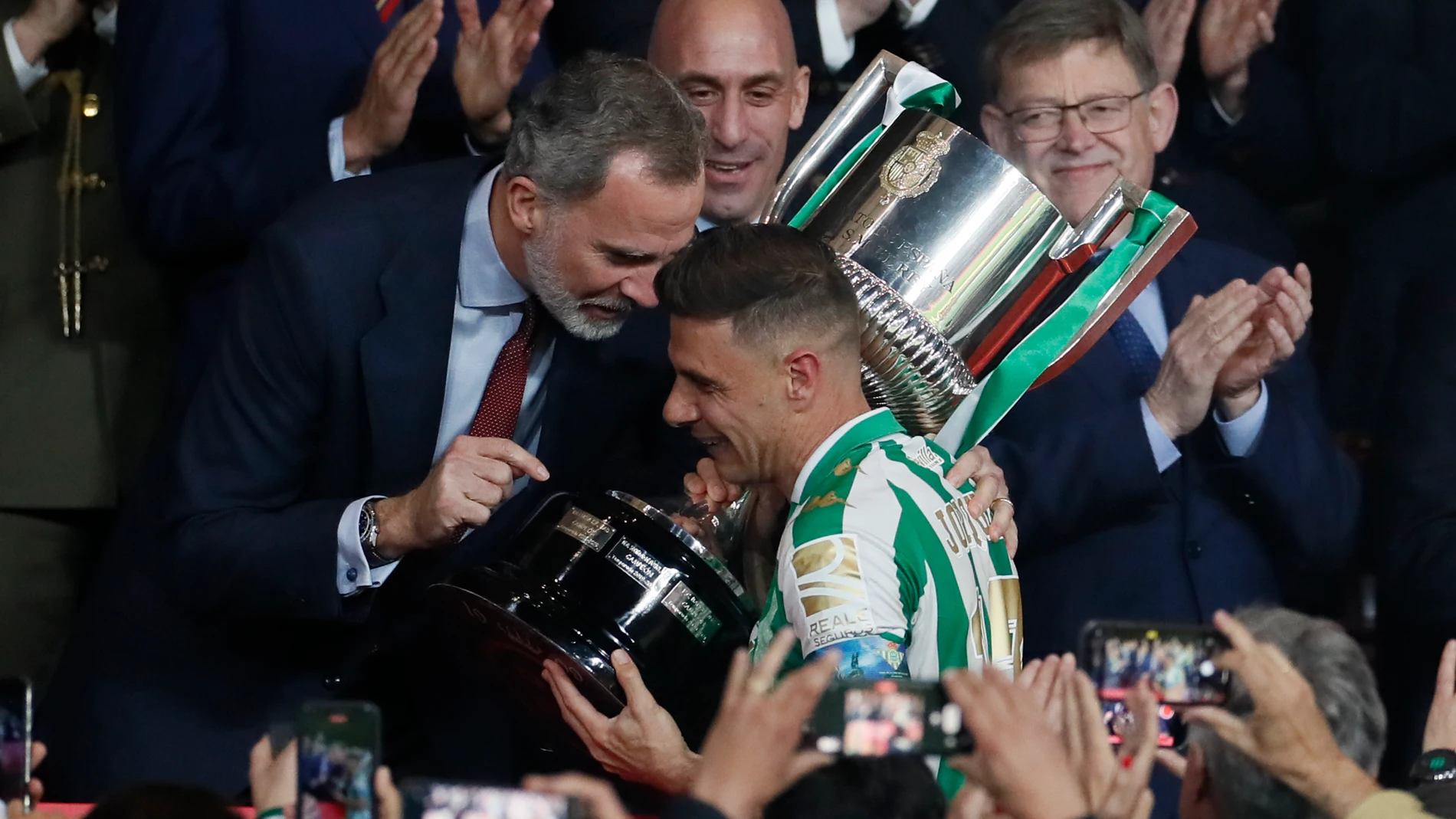 El capitán del Betis, Joaquín Sánchez (d), recibe de manos del rey Felipe el trofeo que les acredita campeones de la Copa del Rey