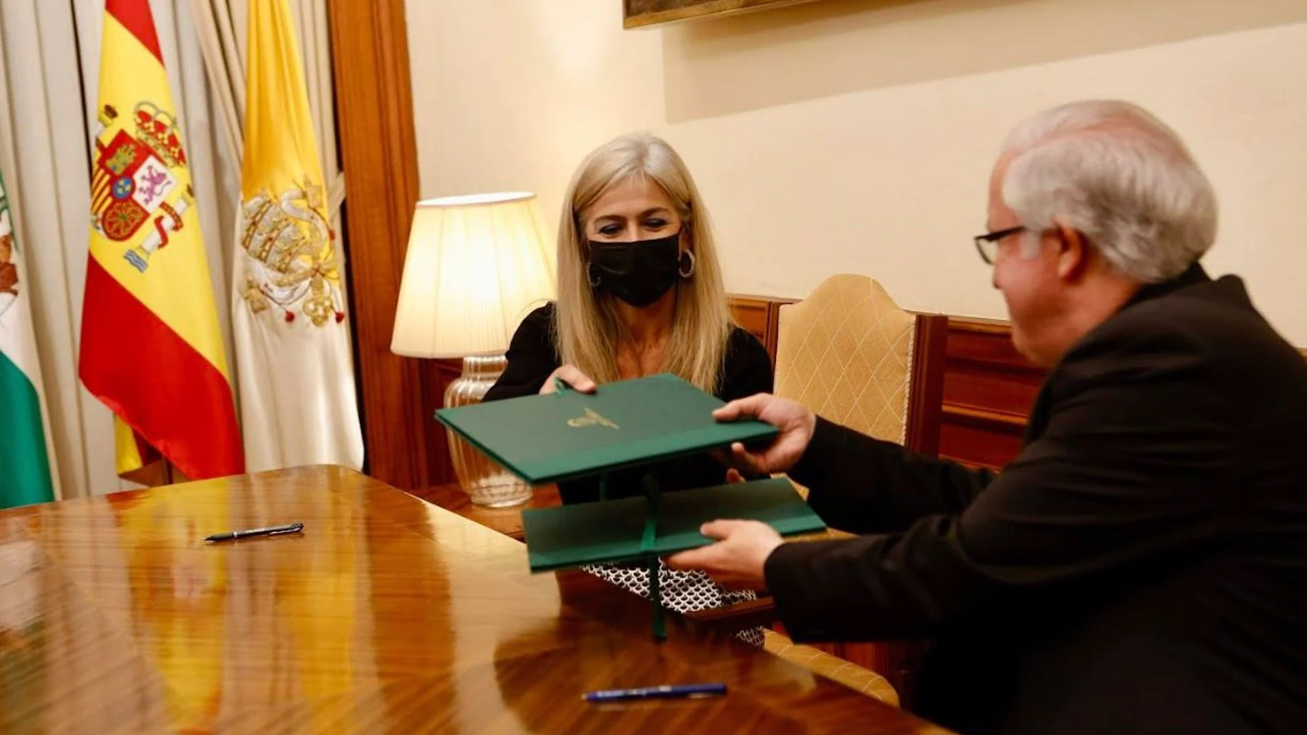 La consejera de Cultura y Patrimonio Histórico y el arzobispo de Sevilla