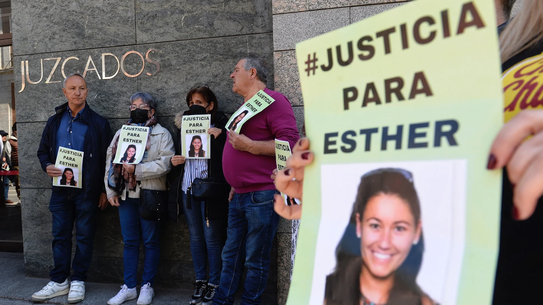 Amigos y familiares de Esther López, concentrados a las puertas del Juzgado de Instrucción Número 5 de Valladolid donde declarará ante el juez Oscar S, el principal sospechoso