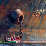 Miembros de Greenpeace protestan contra el petrolero, "Ust Luga", que descargará el petróleo ruso este lunes en Asgardstrand, Noruega. EFE/ Ole Berg-rusten
